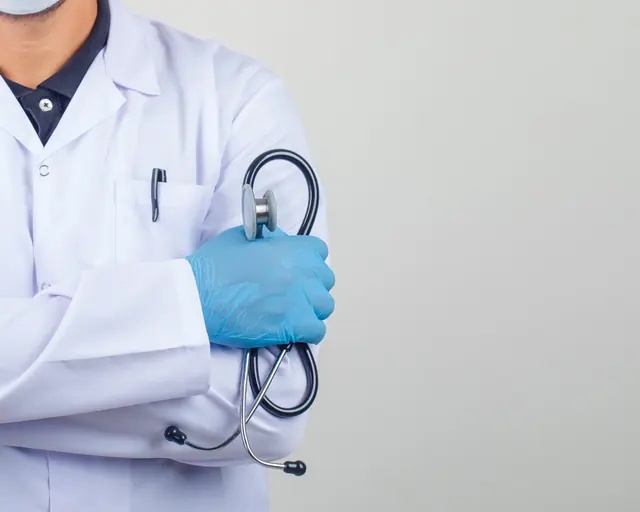 Médico con bata blanca y estetoscopio